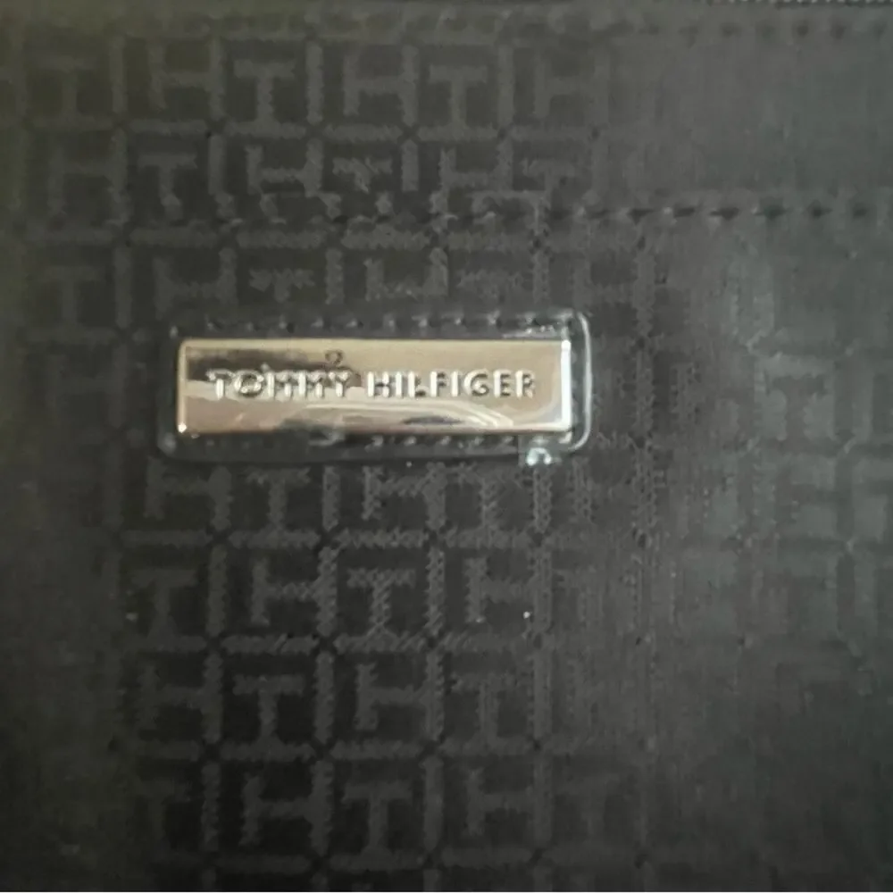 Tommy Hilfiger Wristlet Front Pocket Inner Zip Pocket Black Size Small